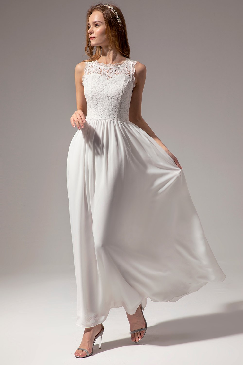 Robe de bal longue blanche trapèze à décolleté cœur et dentelle