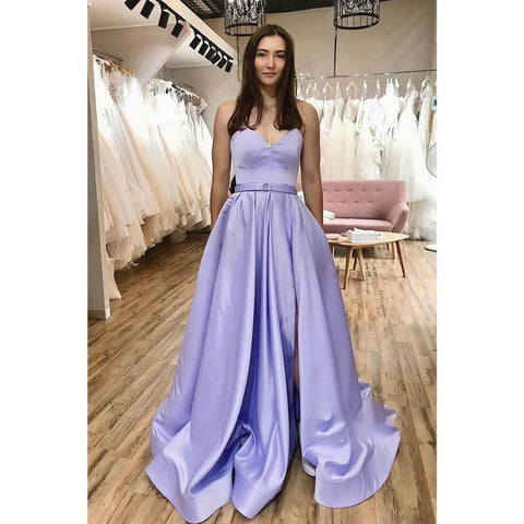 Vestido largo de fiesta sencillo, sin tirantes, de satén verde, corte en A, escote en V y abertura. 