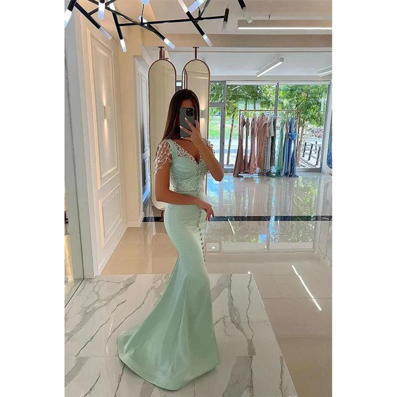 Robe de bal longue sirène en satin perlé avec décolleté en cœur et fente