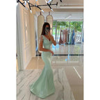 Robe de bal longue sirène en satin perlé avec décolleté en cœur et fente