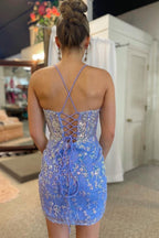 Magnifique robe de bal courte bleue moulante à épaules dénudées ornée de plumes