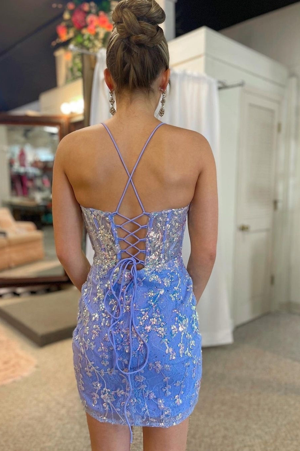 Magnifique robe de bal courte bleue moulante à épaules dénudées ornée de plumes