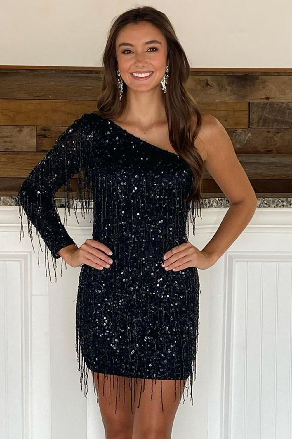 Robe fourreau asymétrique à sequins et à franges, style bal de promo.
