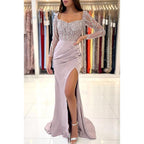 Glamoroso vestido de fiesta formal de sirena con mangas largas cuadradas y brillantes con plumas