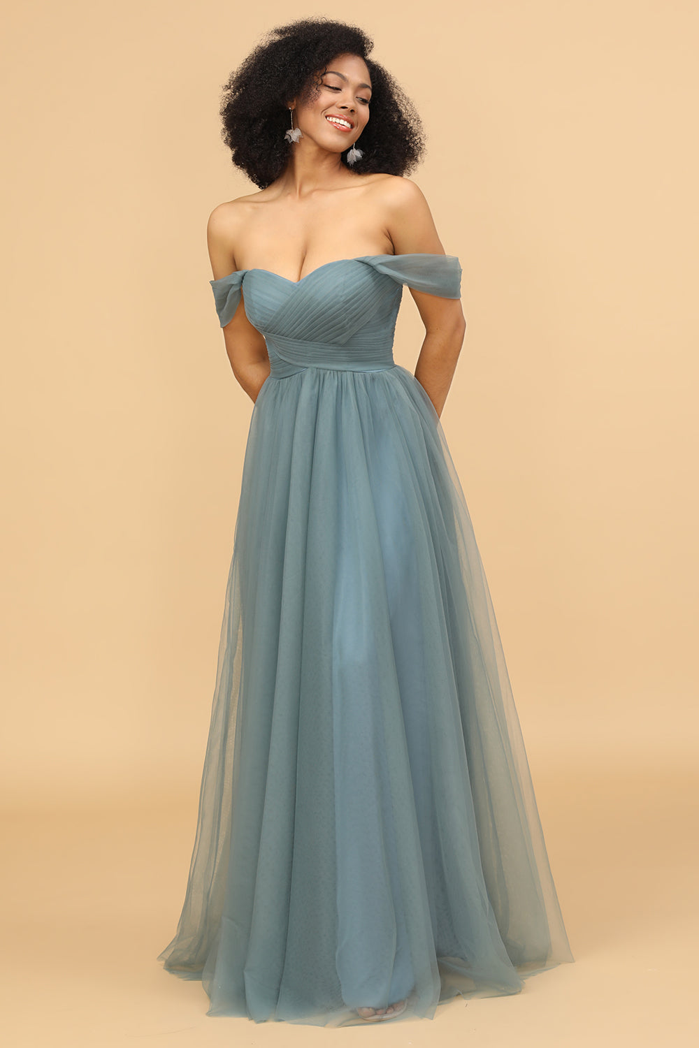 Vestido de dama de honor de tul con hombros descubiertos y volantes