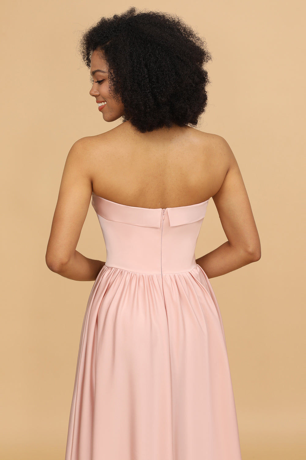 Robe de demoiselle d'honneur longue en satin rose poudré sans bretelles, coupe trapèze