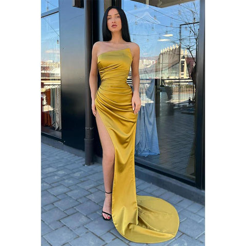 Vestido largo de fiesta sin tirantes con pliegues y abertura alta 