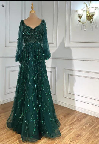 Robe de bal dorée à manches longues et col en V ornée d'appliques de sequins