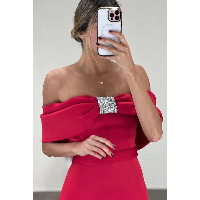 Vestido de fiesta formal rojo con hombros descubiertos, mangas cortas y cristales