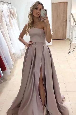 Robe de bal longue champagne asymétrique à une épaule avec fente, coupe trapèze.