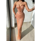 Robe de soirée ajustée à paillettes et décolleté en cœur 