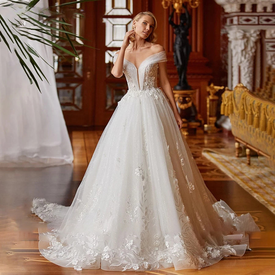 Robe de mariée romantique et sexy à col en V, collection 2023, coupe trapèze, longueur au sol, épaules dénudées, ornée d'appliques perlées. 
