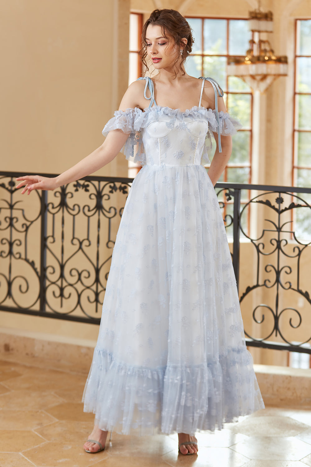 Robe de bal longue bleu clair, coupe princesse, épaules dénudées