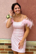 Robe fourreau courte rose à sequins et plumes, épaules dénudées, style robe de bal.