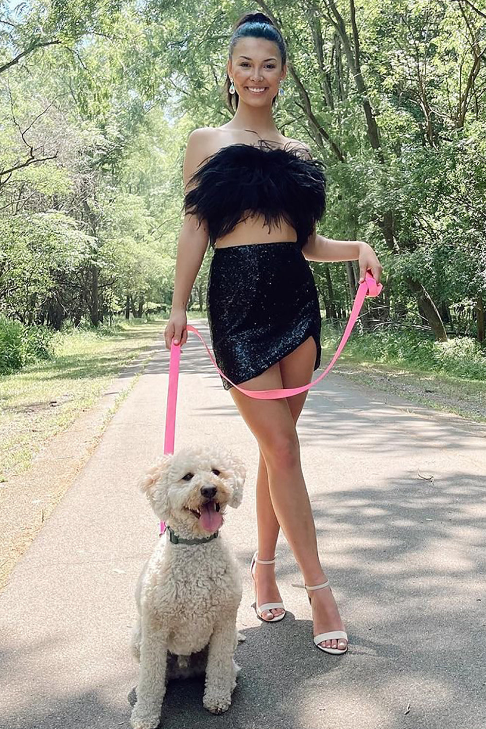 Vestido corto negro de dos piezas sin tirantes para fiesta de bienvenida con plumas