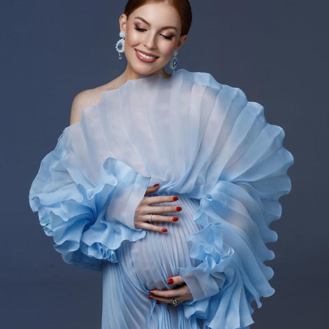 Elegante vestido premamá azul plisado para sesión de fotos, mangas abullonadas, vestido de organza transparente para fotografía de baby shower.