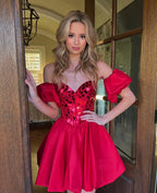 Vestido corto de fiesta con hombros descubiertos