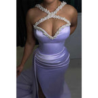 Robe de soirée en satin ajustée, perlée, froncée et fendue sur le côté 