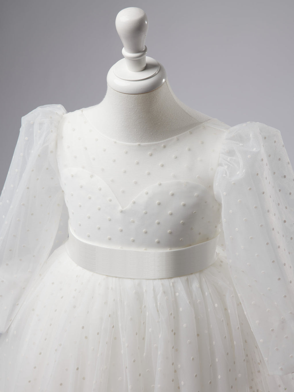 Elegante vestido de niña de las flores para la Primera Comunión, de tul con lunares, mangas abullonadas y cola corta. 