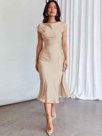 Vestido de verano elegante de satén puro con escote alto y espalda descubierta, estilo sexy y favorecedor. 