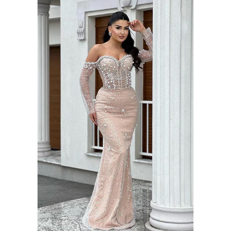 Vestido de fiesta glamuroso y dramático de corte trompeta/sirena con hombros descubiertos, mangas largas y cuentas