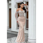 Vestido de fiesta glamuroso y dramático de corte trompeta/sirena con hombros descubiertos, mangas largas y cuentas