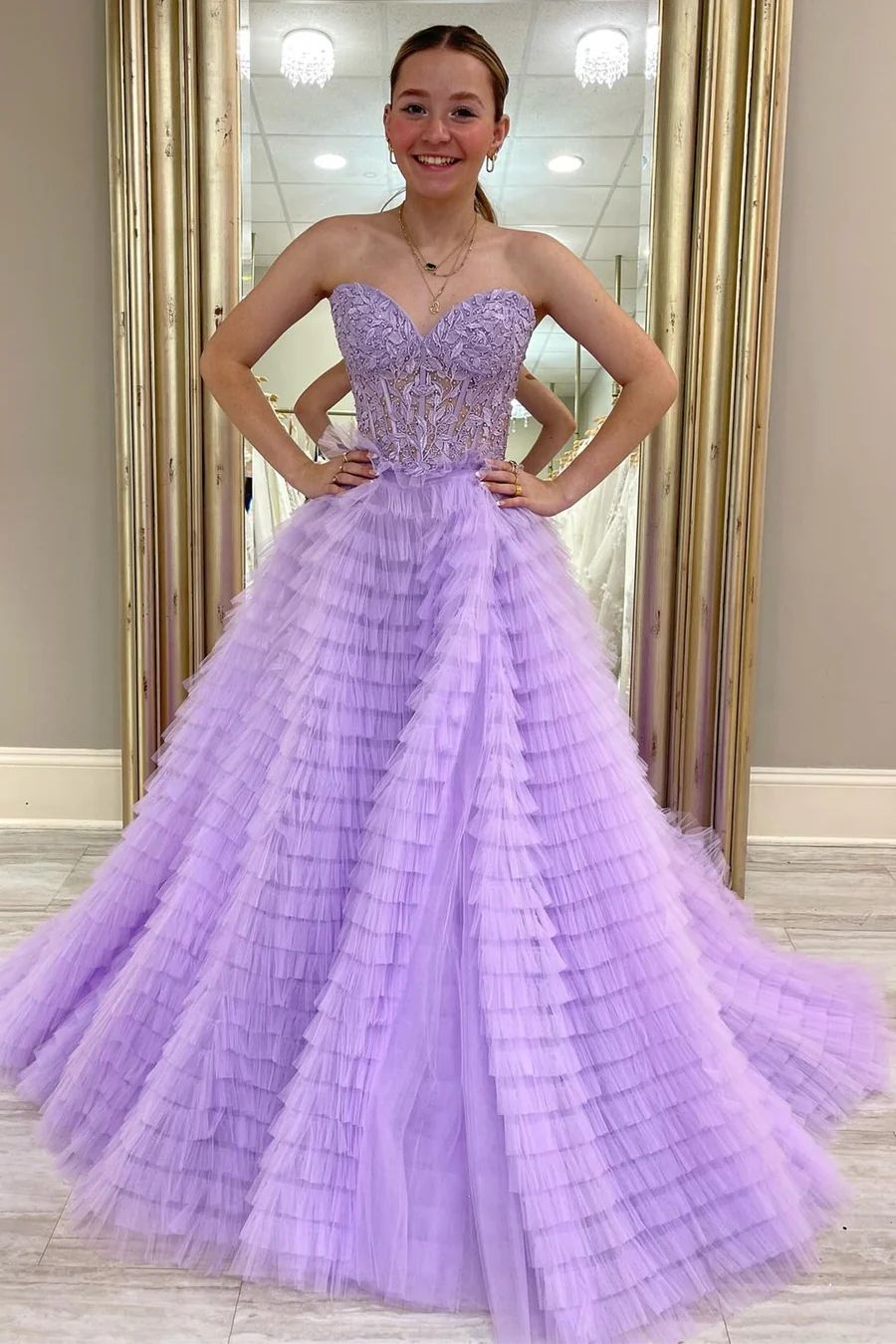 Precioso vestido de fiesta rosa de corte A con escote corazón y corsé, adornado con apliques.