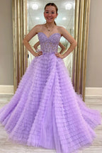 Precioso vestido de fiesta rosa de corte A con escote corazón y corsé, adornado con apliques.