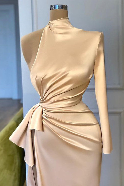 Robe de bal sirène asymétrique à col montant et manches longues fendue.