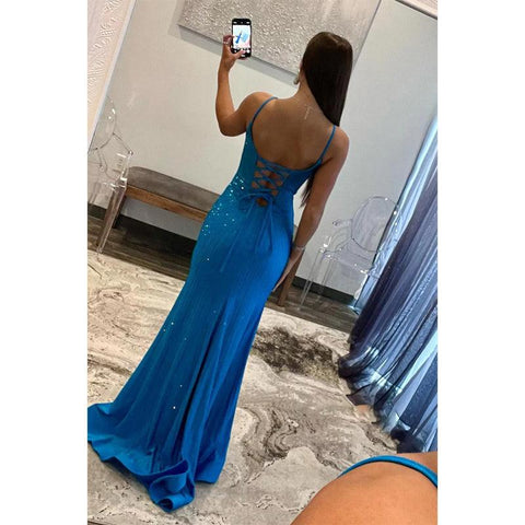 Robe de bal longue bleue à bretelles et col en V, avec fente et perles