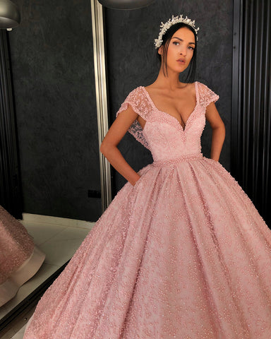 Robe de bal rose à manches courtes et perles