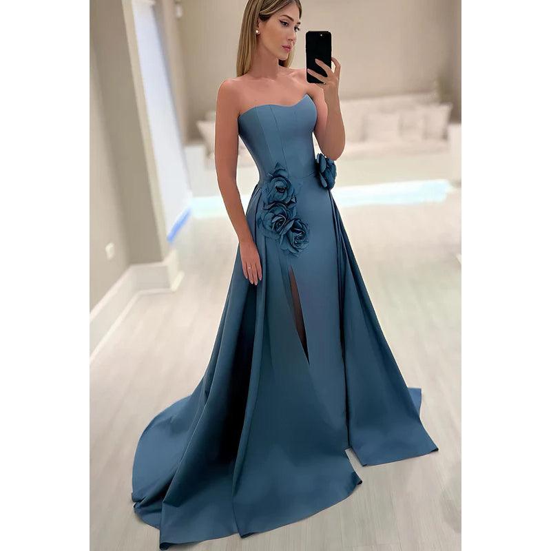 Superbe et charmante robe de bal trapèze à épaules dénudées et sans bretelles avec fente et fleur