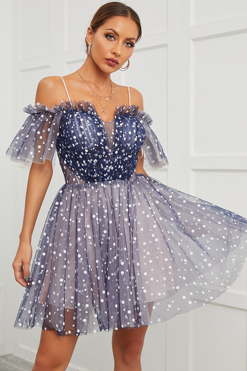 Robe de cocktail à pois et épaules dénudées
