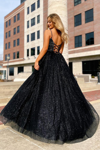 Vestido de graduación negro brillante con tirantes finos y corte en A