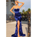 Vestido de fiesta largo con pliegues y cuentas, sin tirantes y abertura en la espalda. 