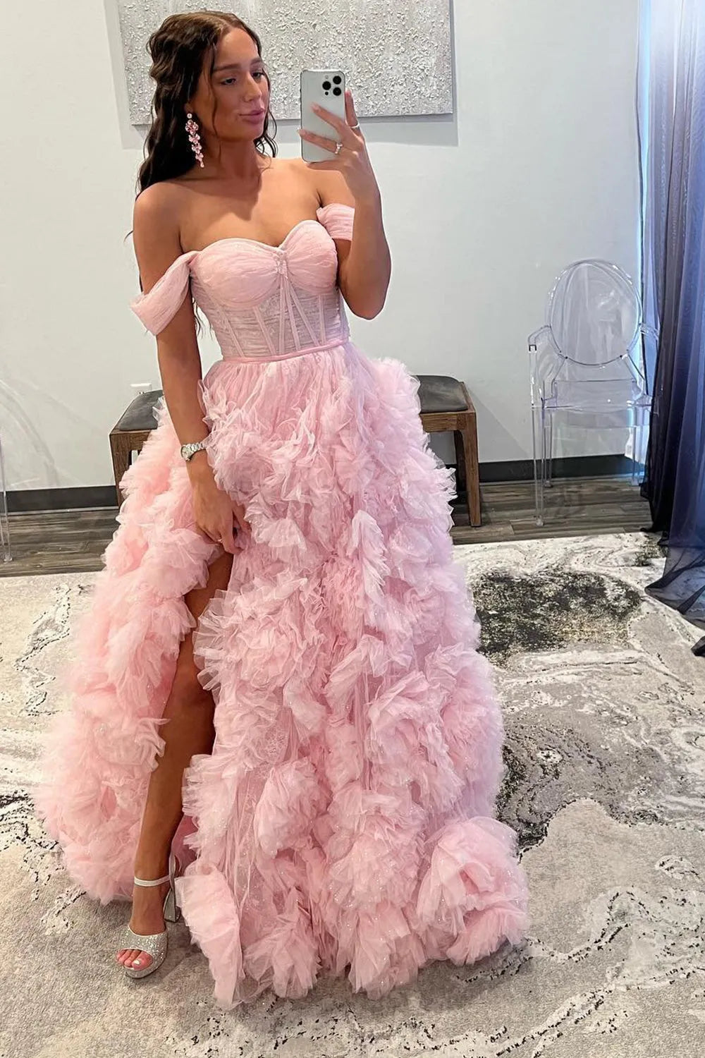 Vestido de graduación azul tipo corsé con hombros descubiertos y volantes