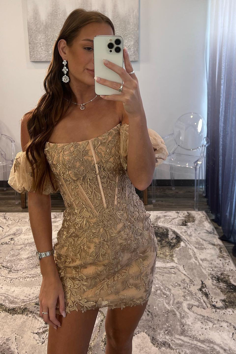 Robe fourreau élégante à corset et décolleté cœur, manches courtes, idéale pour un bal de fin d'année.