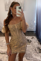 Robe fourreau élégante à corset et décolleté cœur, manches courtes, idéale pour un bal de fin d'année.