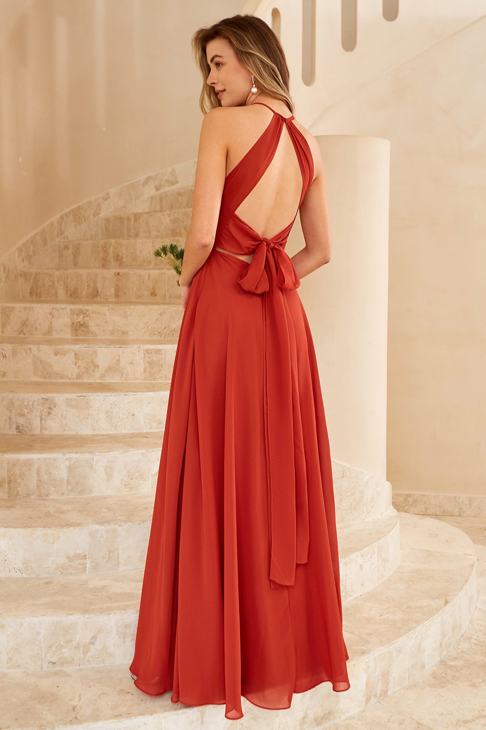 Vestido de dama de honor marrón óxido con espalda descubierta