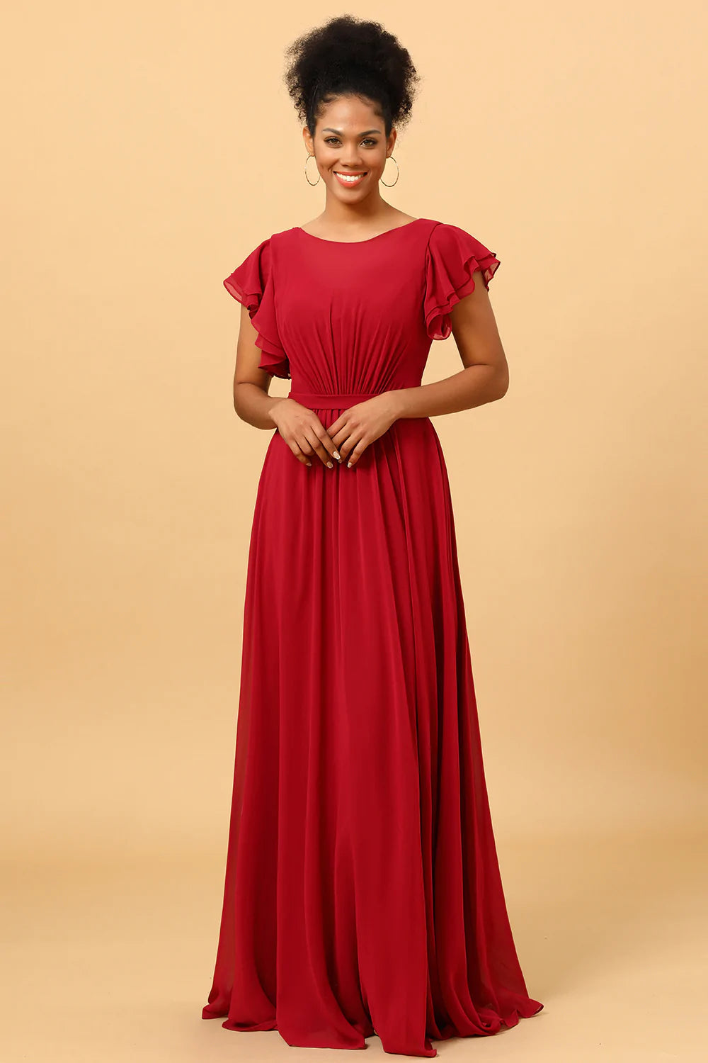 Vestido de dama de honor de gasa color burdeos con mangas con volantes