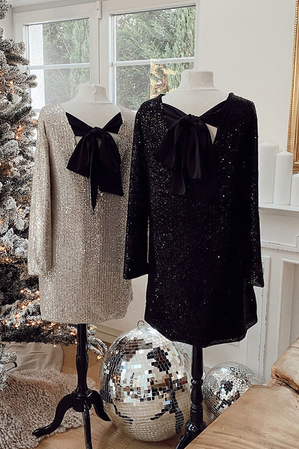 Robe mini ample à sequins et nœud papillon dans le dos, inspirée par Lost in Your Eyes 