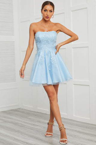 Robe de bal courte en tulle avec appliques