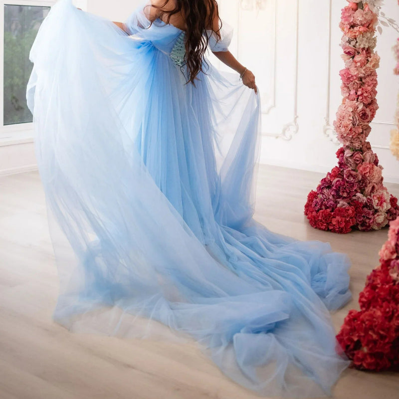 Elegante vestido de maternidad de tul azul celeste con cola - Ideal para sesiones de fotos de baby shower 