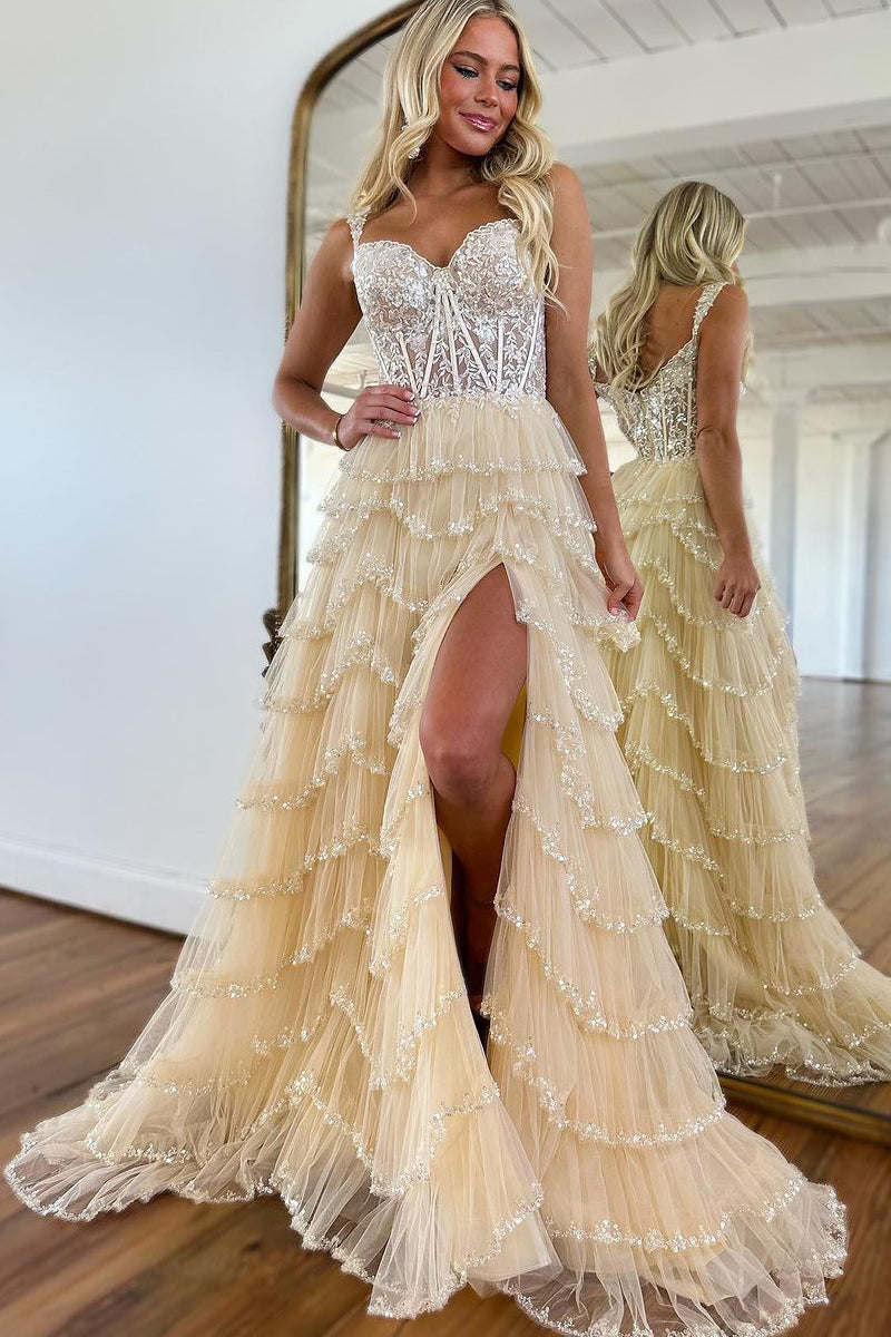Vestidos de graduación de tul color champán con escote corazón y corte en A con apliques