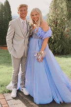 Vestido largo de fiesta azul con escote barco y plumas