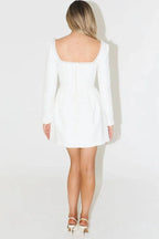 Robe courte à manches longues et col carré ornée de perles « You'll Remember Me »
