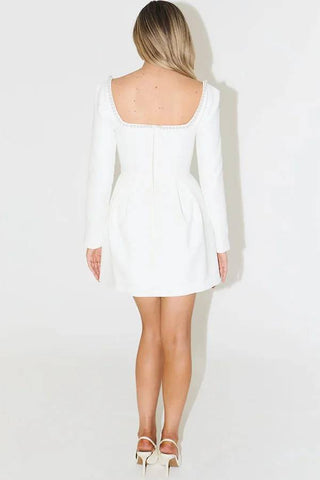 Vestido corto de manga larga con escote cuadrado y detalles de perlas: Te acordarás de mí