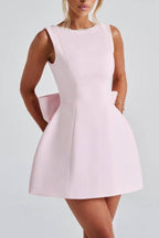 Robe mini élégante à gros nœud ornée de perles et coupe ajustée 
