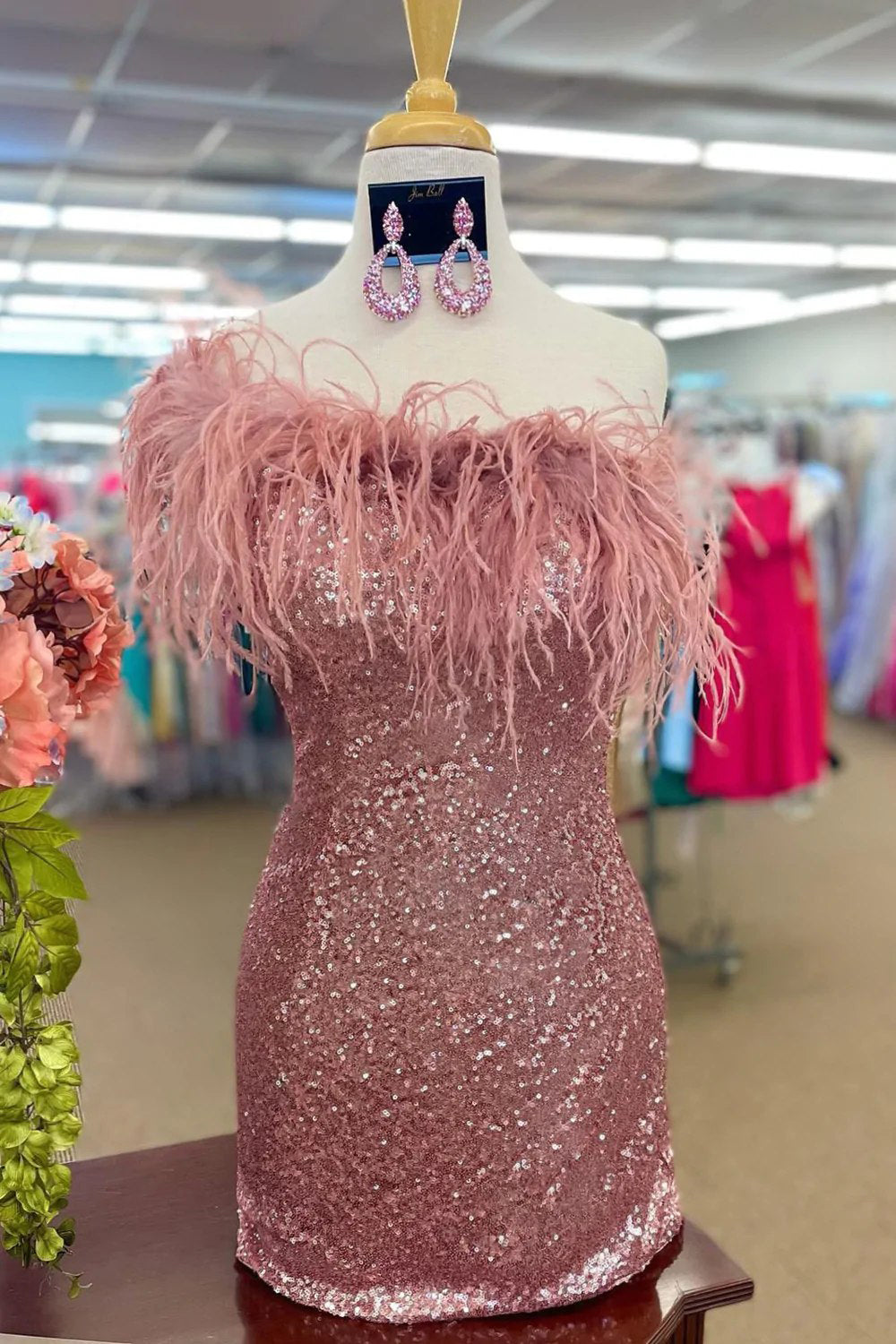 Vestido de fiesta azul claro con lentejuelas, corte sirena y un solo hombro, con plumas.
