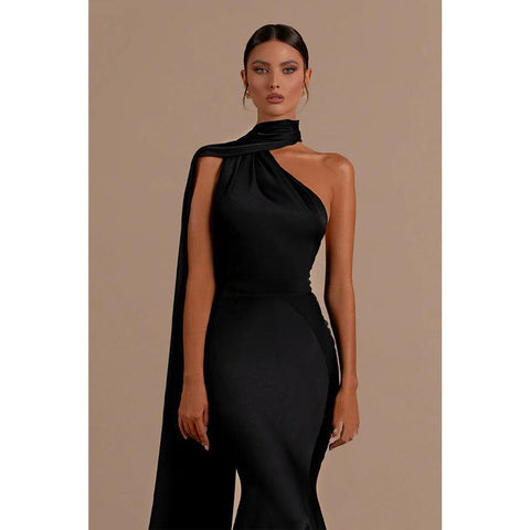 Vestido de fiesta formal largo negro con pliegues y cuello halter único